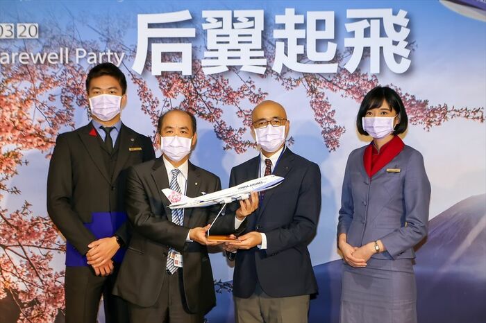 静岡県台湾事務所の宮崎悌三所長（右から2番目）に模型を