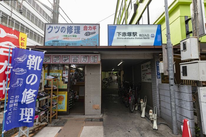 駅の上り方にある踏切のすぐ北には駅改札に通じる通路が