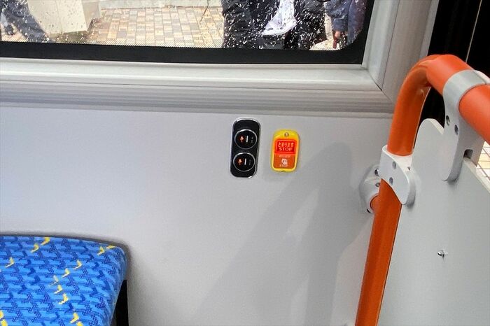 客席にUSB充電ポート（中央）を装備している