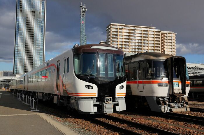 HC85系（左）とキハ85系（右）