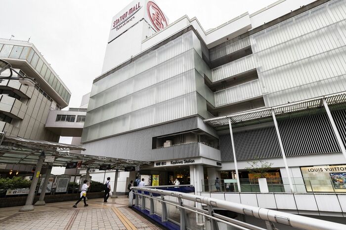柏駅には東武の駅がある西側にもペデストリアンデッキ。