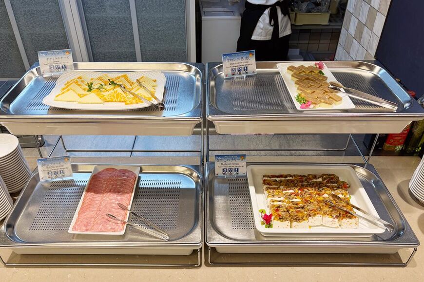 ラビスタ東京ベイモーニングビュッフェ、テリーヌなどのシャルキュトリとチーズ（筆者撮影） 