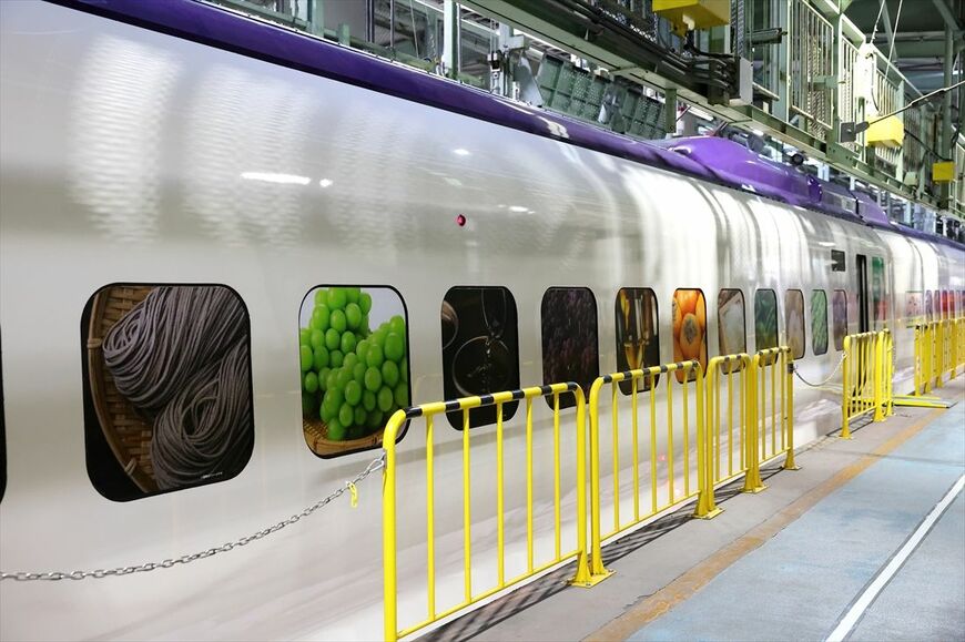 窓には東北の水産物や果物、医療関係品など車内に積む荷物をイメージしたラッピングを施している（撮影：尾形文繁）