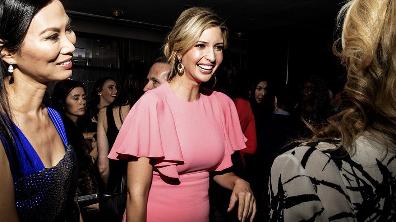 グラマー誌が選ぶ「ウーマン・オブ・ザ・イヤー」の晩餐会に参加したイヴァンカ・トランプ氏（写真:Amy Lombard/The New York Times）