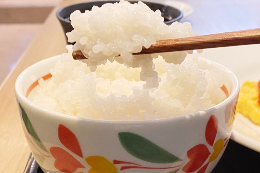 ごはんは追加料金なしで大盛りを注文できる（筆者撮影）