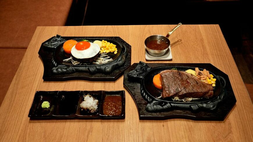 イチボステーキ200g、こだわり卵の目玉焼きハンバーグ（撮影：梅谷秀司）