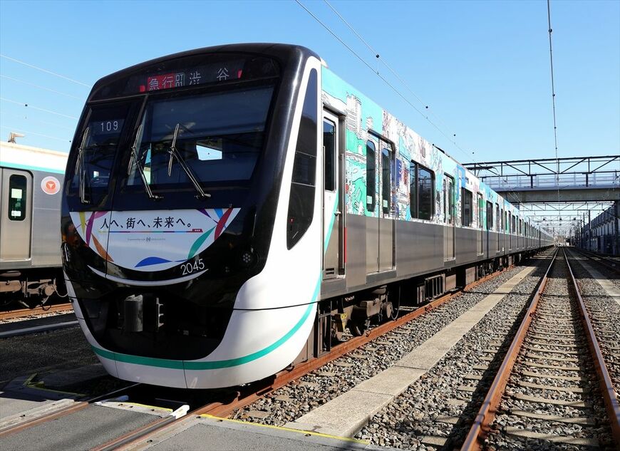 東急電鉄のアートラッピング電車。「ヘラルボニー」契約作家の作品をラッピングした（撮影：尾形文繁）