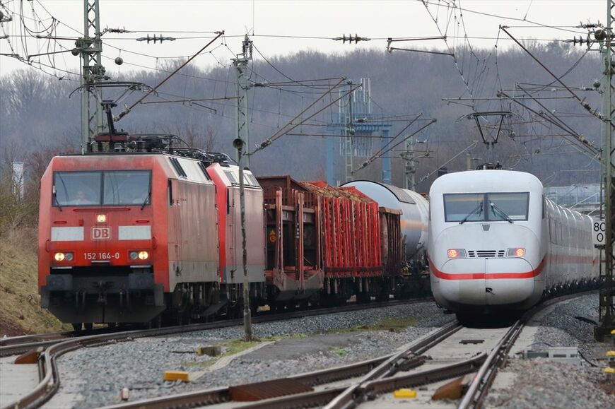 在来線を走るICE（右）と貨物列車。ドイツの在来線は高速列車から貨物列車まで同じ線路を使用する（撮影：橋爪智之）