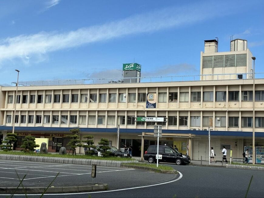 JR木更津駅。取材当日は神輿が練り歩いていた（写真：筆者撮影）