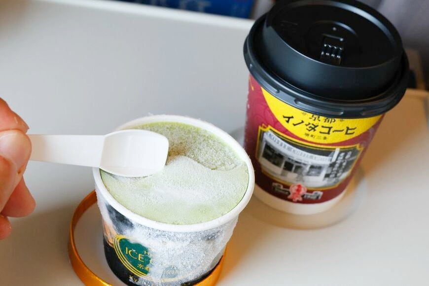 新幹線車内販売の人気商品のアイスクリーム。品質保持の観点から低温で固く凍っていることから、「シンカンセンスゴイカタイアイス」という愛称とともに、親しまれている（写真：村上悠太）