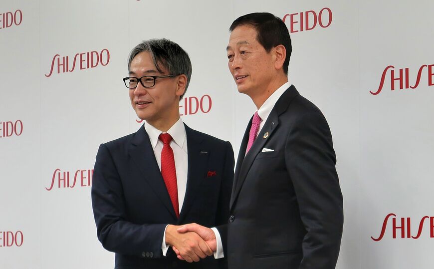 藤原憲太郎社長COO（左）と魚谷雅彦会長CEO（右）（記者撮影）