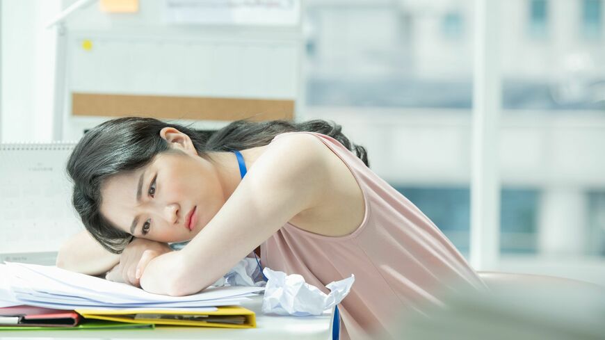 春は何かと環境が変わる時期。ストレスを感じる人も多いのではないでしょうか（写真：PanKR／PIXTA）