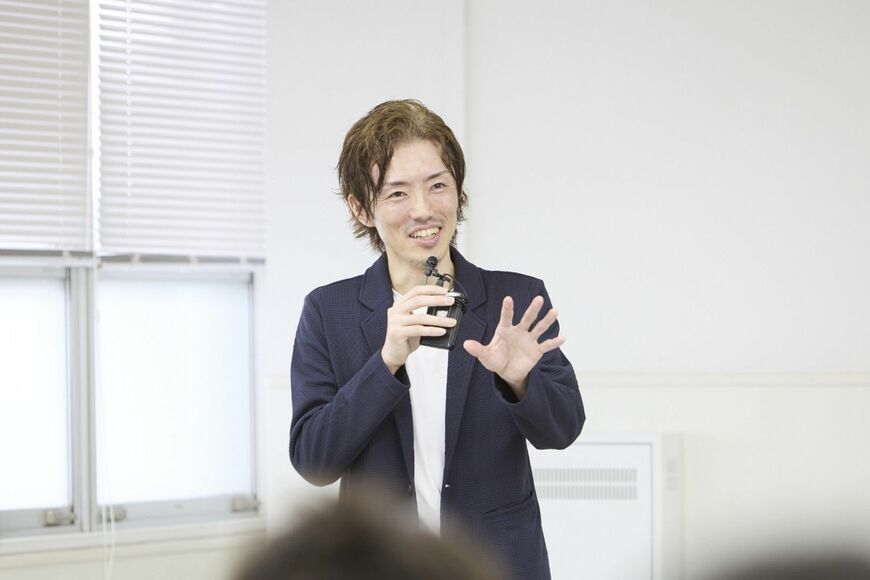 仕事にやりがいを感じる一方、大学を出ていない自分が信用を得られるのか不安を感じていたといいます（写真：青戸さん提供）