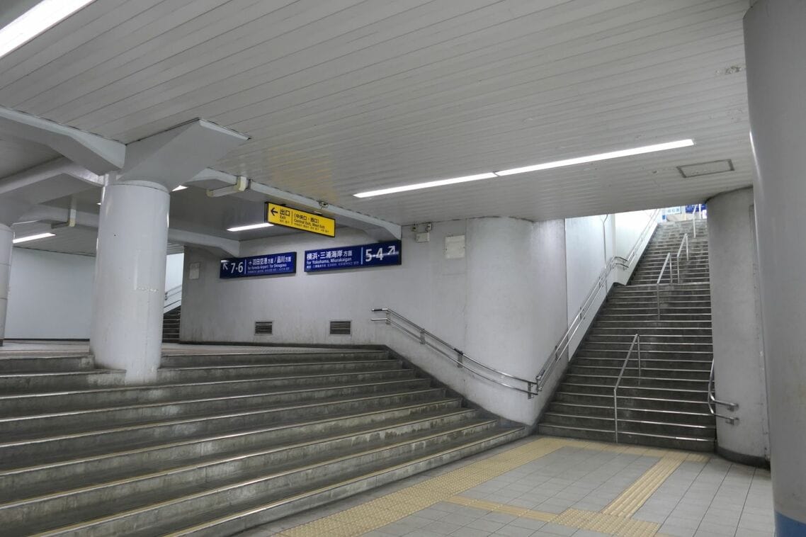 駅構内は階段と円柱が多い印象
