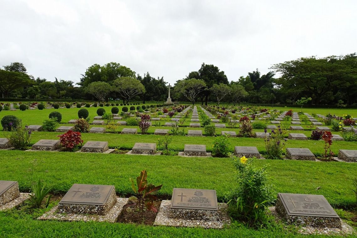 芝の上に墓碑が整然と並ぶ連合軍墓地