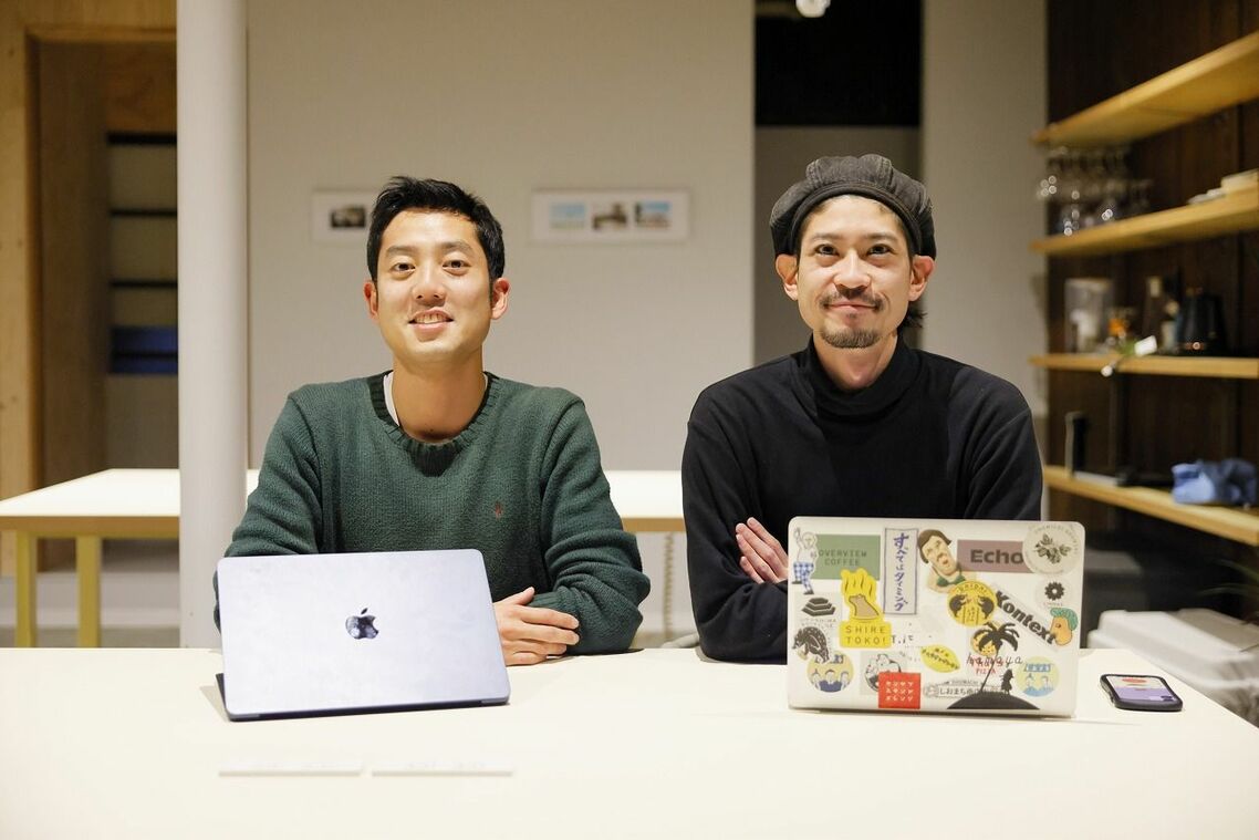 しおまち企画 代表取締役 小林亮大さん（左） マネジャ