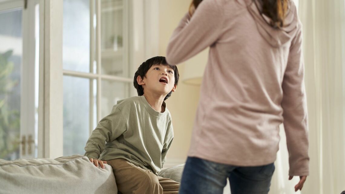反抗的な態度をとったあとで、泣いて抱き着いてくる息子の変わりようが恐ろしいという親からの質問について回答します(写真: imtmphoto/getty)