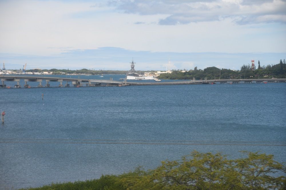 遠くにアリゾナ記念館が見える（記者撮影）