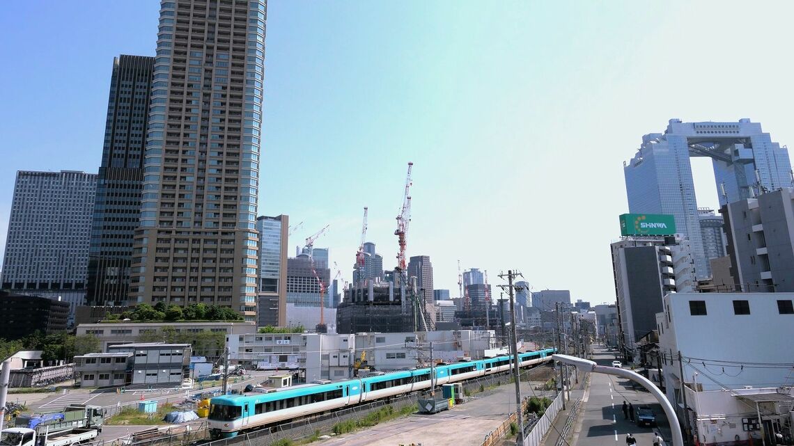 北側から見た「うめきた2期地区」。特急が走る東海道線支線は地下化、新駅が設置される（記者撮影）