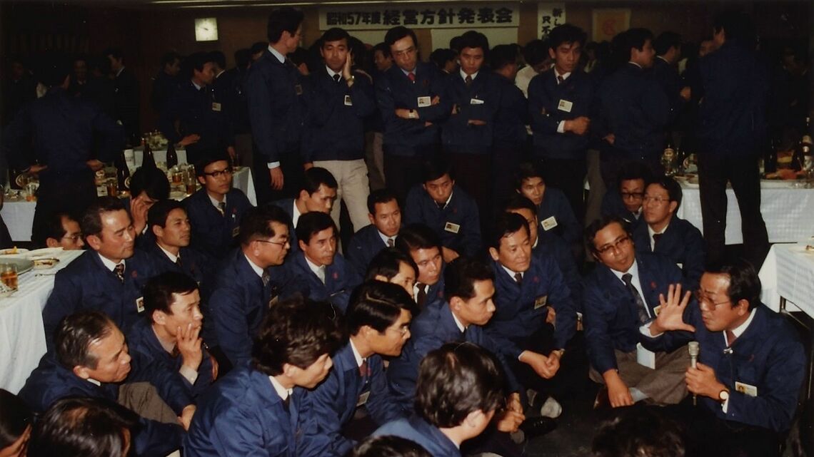 1982年、京セラ経営方針発表会の決起コンパにて、稲盛和夫氏の語りを身を乗り出して聴き入る社員たち。むせかえるような熱気が伝わる(写真:京セラ)