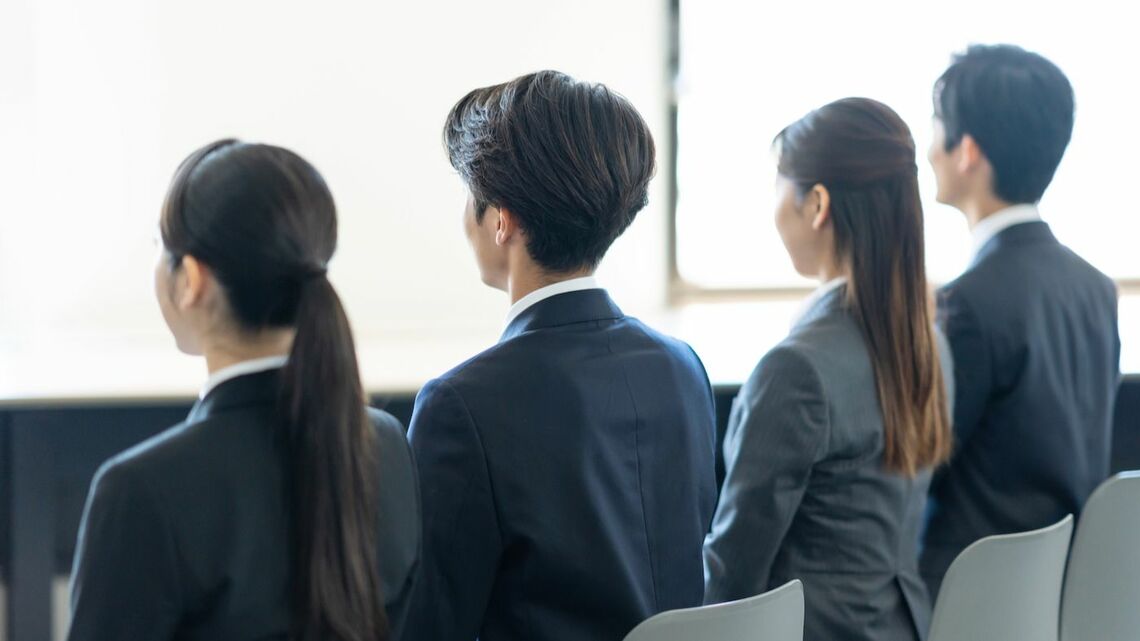 若い人材は確かに足りない（写真： 8x10 / PIXTA）