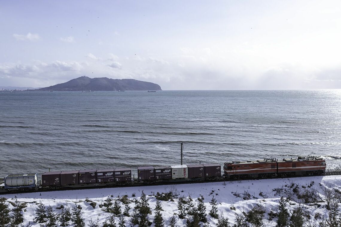 函館山を望みながら道南いさりび鉄道線を走り青函トンネルに向かう上り貨物列車。青函トンネルは津軽海峡の荒波も関係ないルート（上磯～茂辺地）（写真：山井美希）