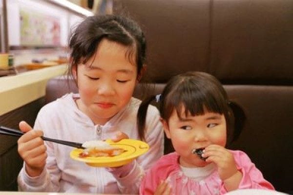 子どもたちにも人気の回転寿司。各チェーン店とも、めん類やスイーツ系が充実しメニューのバリエーションが魅力（写真：週刊女性PRIME）