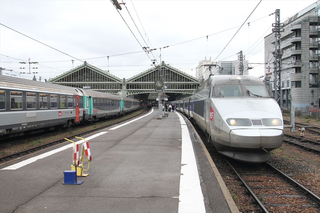 トゥール駅に停車中のTGVと在来線の列車。トゥールはTGVと在来線がそれぞれパリとの間を結んでいるフランスでは珍しいルートだ（撮影：橋爪智之）