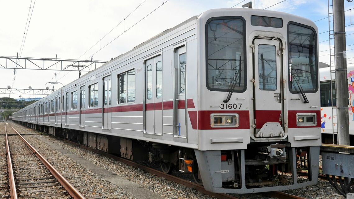 半蔵門線直通用として登場し、今は東上線で活躍する東武鉄道30000系（記者撮影）