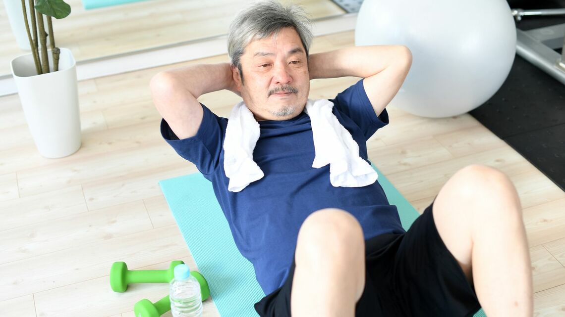 運動をやり始めた方などに向けて、やりがちな間違いと解剖学的に正しいやり方を4つご紹介します（写真：koumaru／PIXTA）