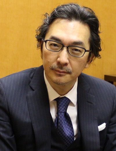 福井裕輝（ふくい・ひろき）NPO法人性障害専門医療センター（SOMEC）代表理事、精神科医1999年京都大学医学部卒業後、京都大学医学部附属病院に勤務。医学博士（京都大学）。専門は司法精神医学、神経科学。2003年法務省 京都医療少年院、2007年厚生労働省 国立神経センター（現・国立精神・神経医療研究センター）を経て、2010年性障害専門医療センターを設立。性犯罪歴・性依存のある人や、ストーカー行為を繰り返す加害者の診療にあたる傍ら、司法精神科医として犯罪者たちの精神鑑定を行う。内閣府「性犯罪被害者支援に関する検討委員会」「性犯罪被害者等のための総合支援モデル事業審査委員会」委員、警察庁「ストーカー行為等の規制等の在り方に関する有識者検討会」委員などを歴任（写真：福井氏提供）