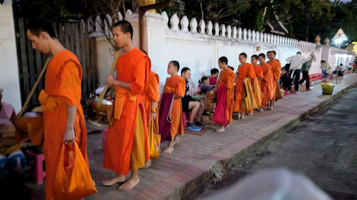 ルアンパバーンの托鉢