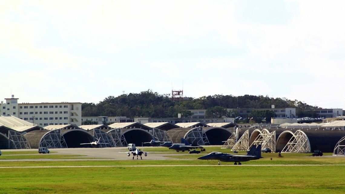 沖縄県の嘉手納基地（写真：鈴木雅博 ／PIXTA）