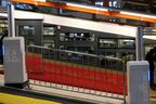 固定のホーム柵は平行四辺形