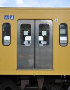 銀色のドアはステンレス製だ