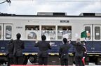 記念列車の子どもたちに手を振る