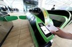自動改札機にはQRコードリーダーもある