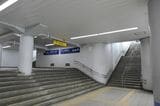 駅構内は階段と円柱が多い印象（記者撮影）