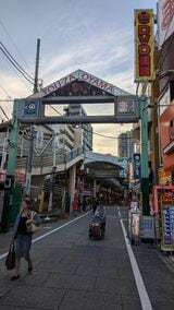 東武東上線の線路を挟んで、遊座大山商店街とハッピーロード大山商店街が向かい合う（撮影筆者）