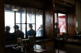 取材当日、開店前から店の外には行列ができていた。並ぶところには、扇風機が設置されている（筆者撮影）