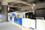和泉中央駅はホームドア完備。右奥に見えるのはホームドアに合わせて停めるための目印（記者撮影）