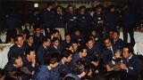 1982年、京セラ経営方針発表会の決起コンパにて、稲盛和夫氏の語りを身を乗り出して聴き入る社員たち。むせかえるような熱気が伝わる（写真：京セラ）