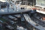 新旧の広島駅停留場に停まる車両たち。切り替え前ならではの光景だ（撮影：伊原薫）