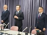 事故原因などについて記者会見する（左から）東急電鉄の佐藤嘉一常務、福田誠一社長、藤江努電気部統括部長（記者撮影）