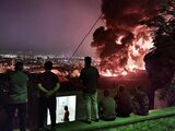 イスラエルの攻撃で炎上したイランの首都テヘランの石油貯蔵施設（6月15日）Photographer: Getty Images