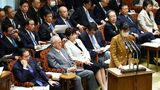 3月5日、野党の批判に対して、参議院予算委員会で答弁する加藤鮎子こども政策担当相（右手前）（写真：時事通信）