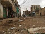  スーダンの首都ハルツームの街並み　ゴミが散らばっている（写真：著者提供）