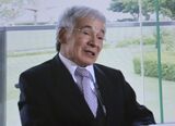 水俣病資料館の「伝え手」として語り続ける坂本直充さん（撮影：河野博子、水俣病資料館ホームページ上のビデオ画面）