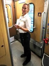 日本人には腕のタトゥーが気になるが美人の車掌さん（筆者撮影）