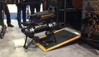 4本足で歩く｢宅配ロボット｣のスグレモノ 荷物を背中に載せてシャトルから玄関へ運搬